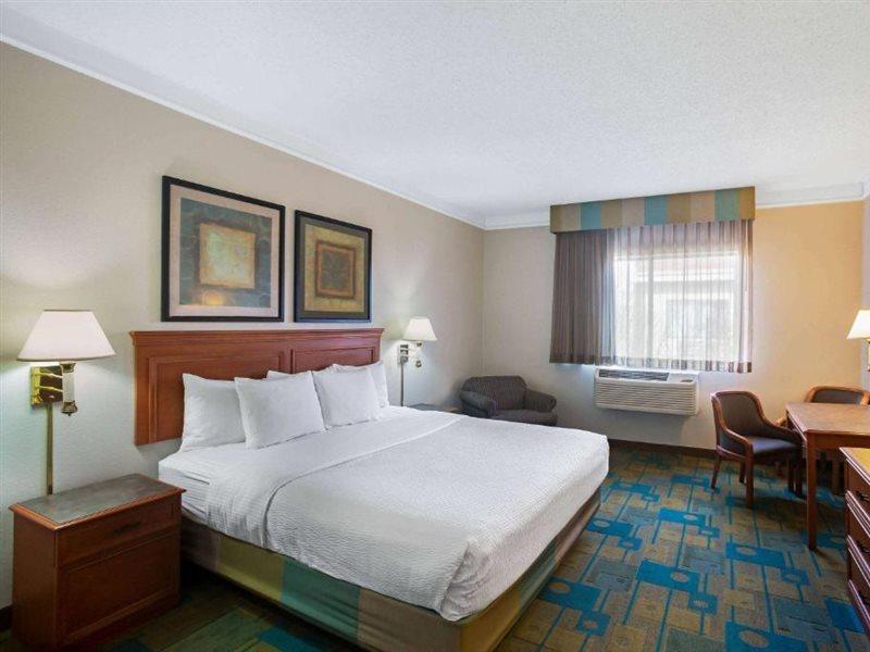 Отель La Quinta By Wyndham Round Rock North Экстерьер фото