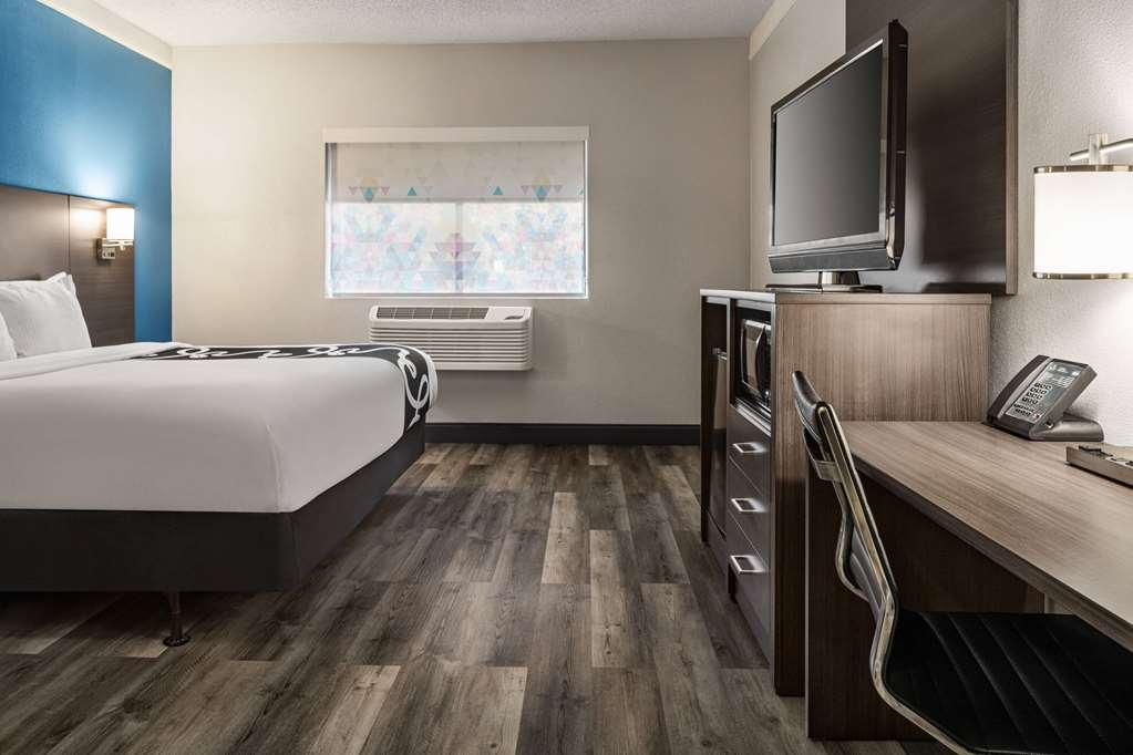Отель La Quinta By Wyndham Round Rock North Номер фото